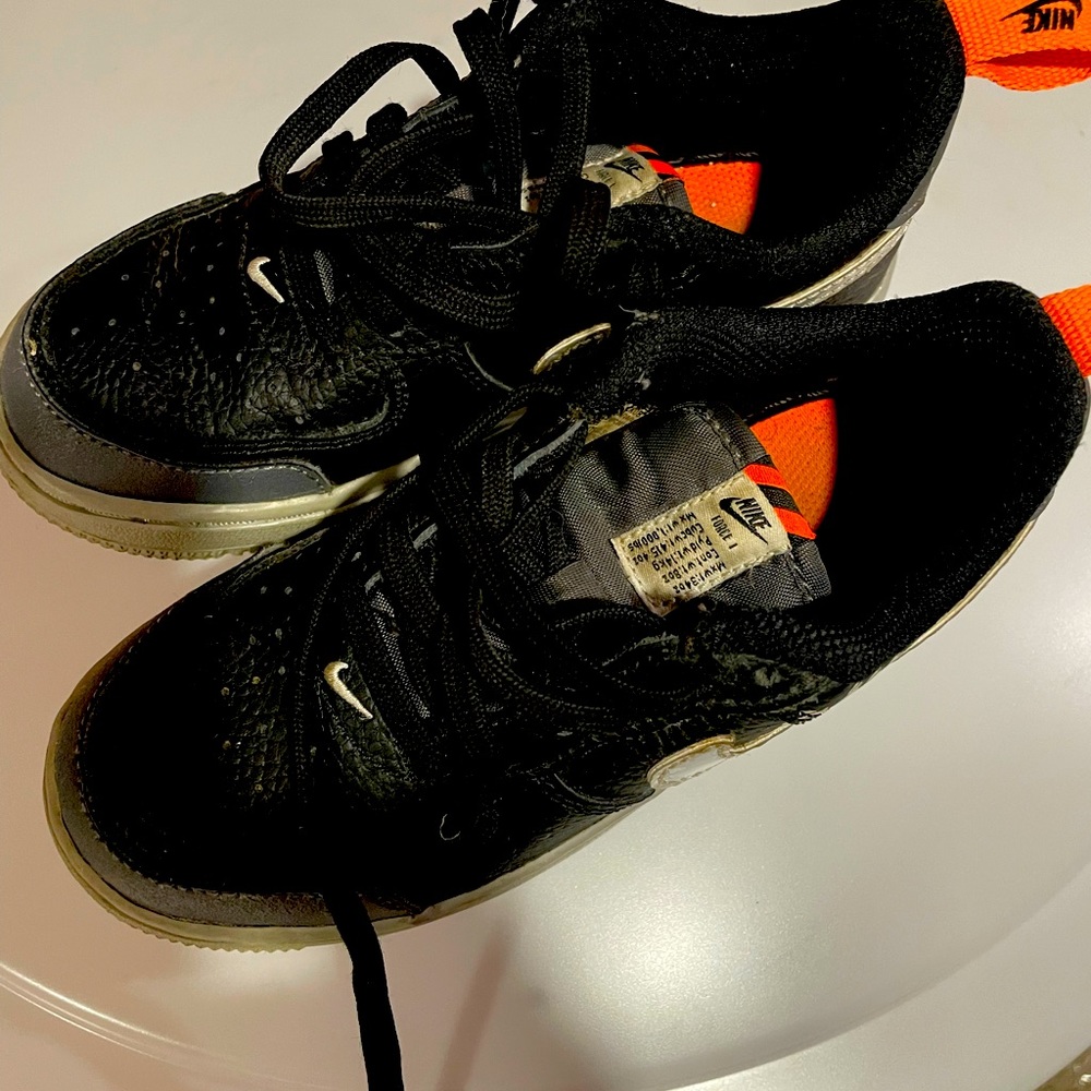 Nike Air Force 1’s black Nike Force 1 LV8 2 pre-owned